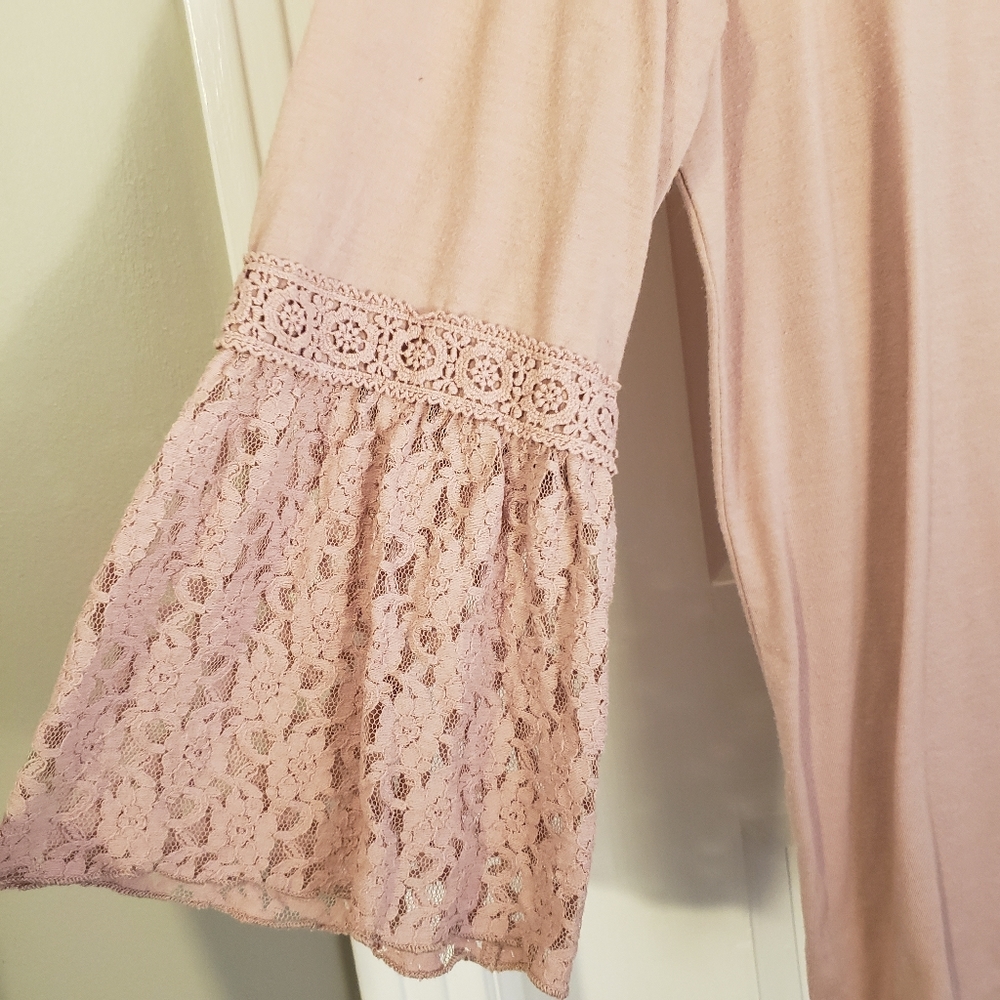 Lace bell-sleeve top, mauve color
